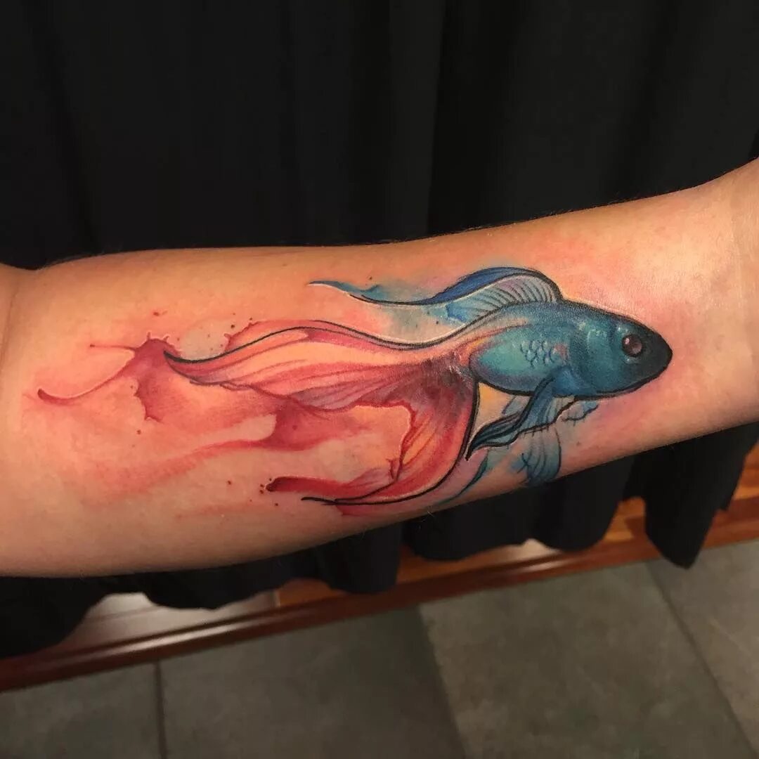 татуировка рыбки. тату золотые рыбки цветные. тату маленькие рыбки. туту рыбы. тату с рыбами мужские.