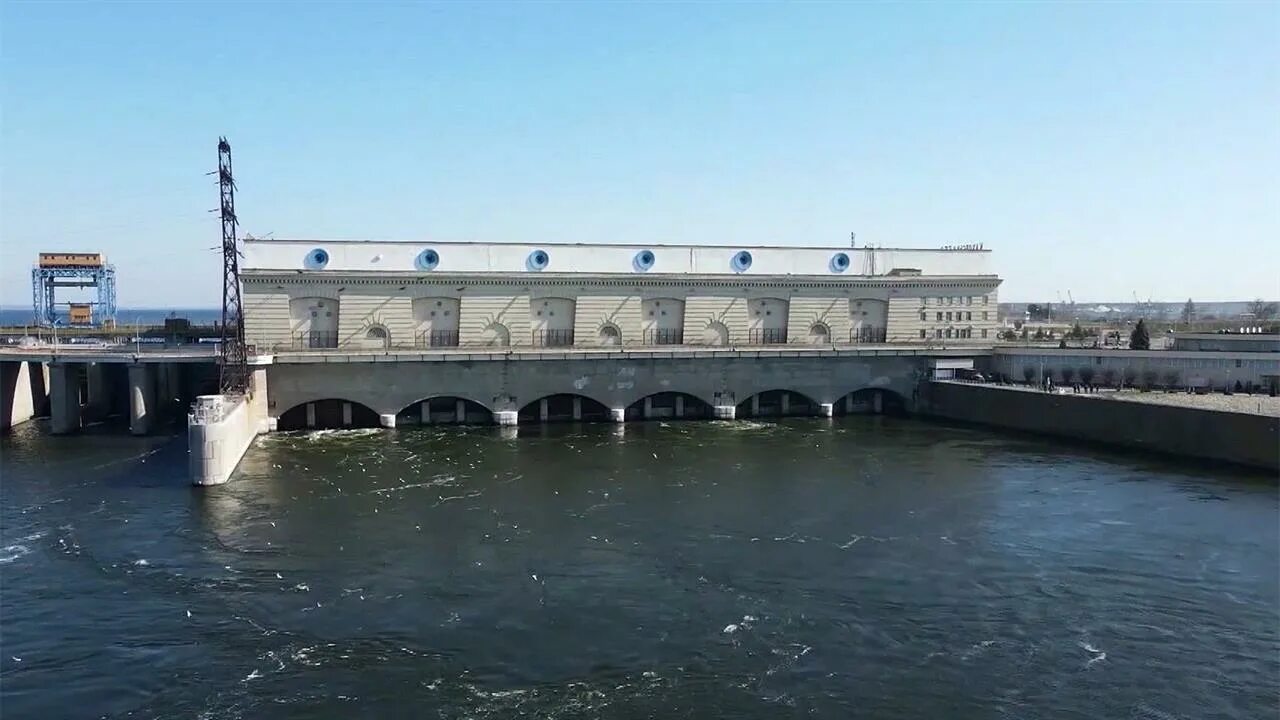Взрыв каховской гэс 6 июня 2023. Каховскую гэс где. Каховскую гэс где. Каховская гэс плотина. Шлюз каховской гэс.