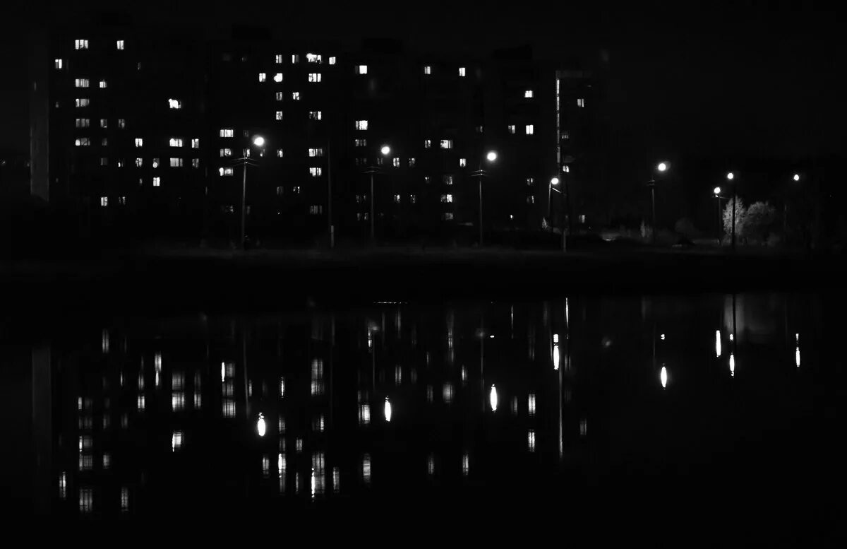 мерцающий мрак. мерцающий мрак. темный ангел. мерцающий мрак. фото разрытых камней ночью крупным.