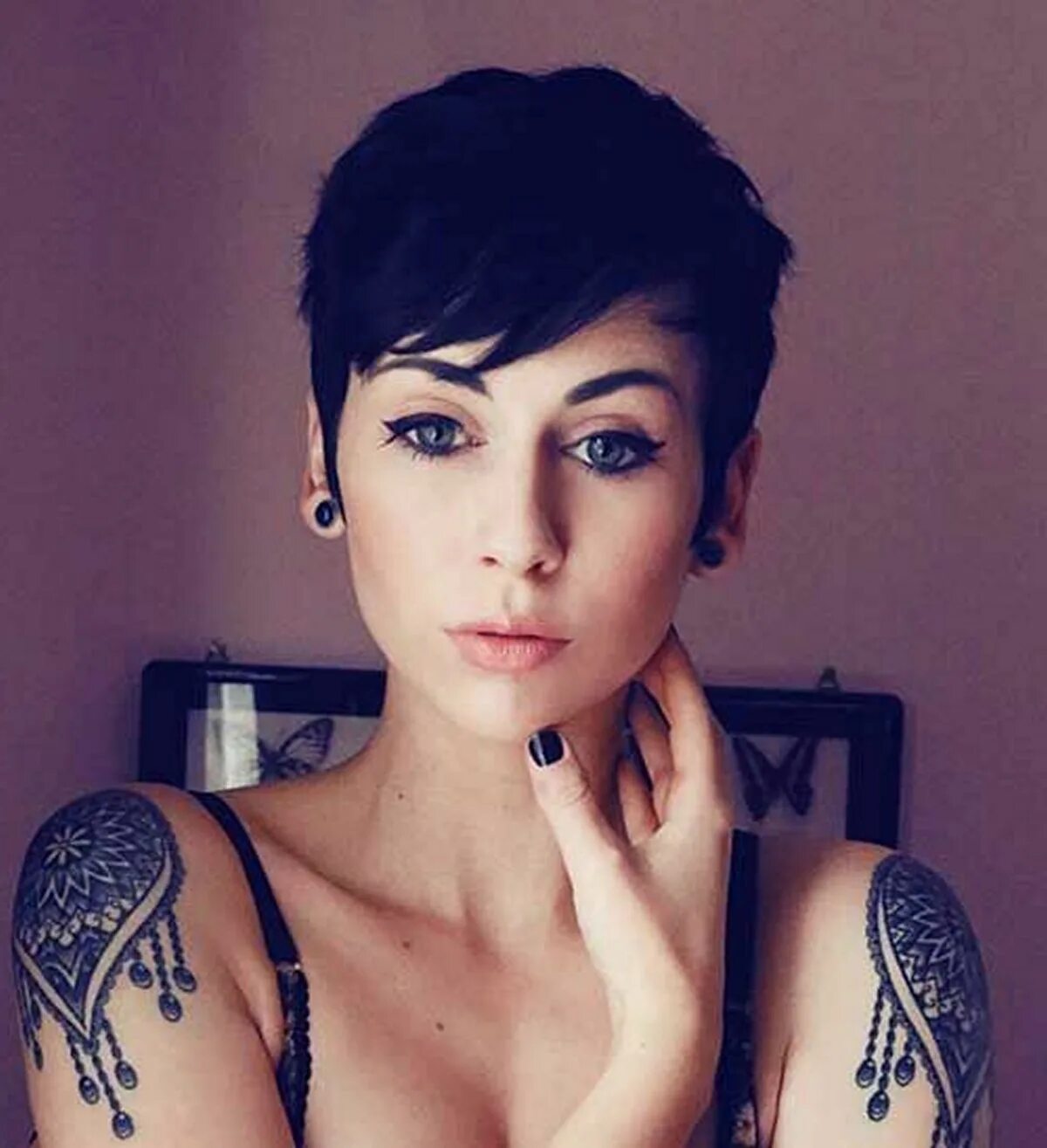Pixie issue. Стрижка “pixie” (пикси). стрижки пикси 2025 на темные волосы. пикси с короткой челкой. пикси стрижка женская на темные волосы.