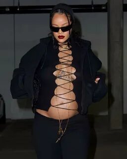 Rihanna flaunted her baby bump in an all black chic look, check out.