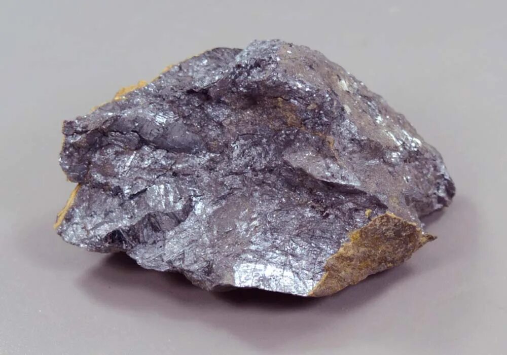Сарылах сурьма. Антимонит камень. Антимонит сурьмяный блеск стибнит sb2s3. Антимонит необработанный. Антимонит стибнит.