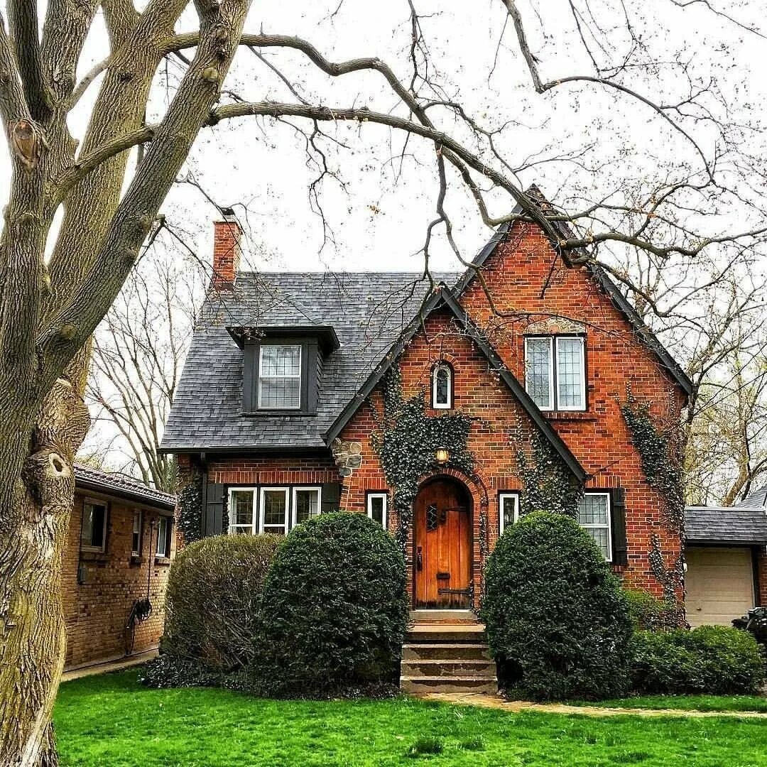 Стиль Тюдор (Tudor Revival Cottage). Поздневикторианские дом в Британии. Особняк Айви Хаус. Тюдоровский стиль домов в Англии.