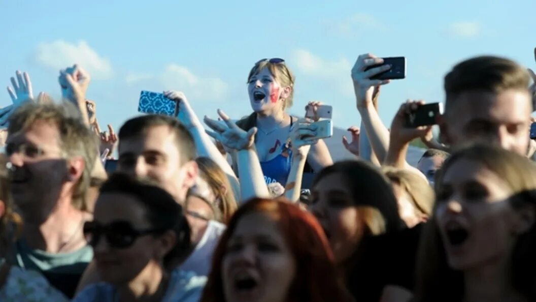 Соборная площадь омск. Концерты на день молодежи. Гаязов бразер в набережных челнах. Набережные челны 2022. 27 июня день молодежи.