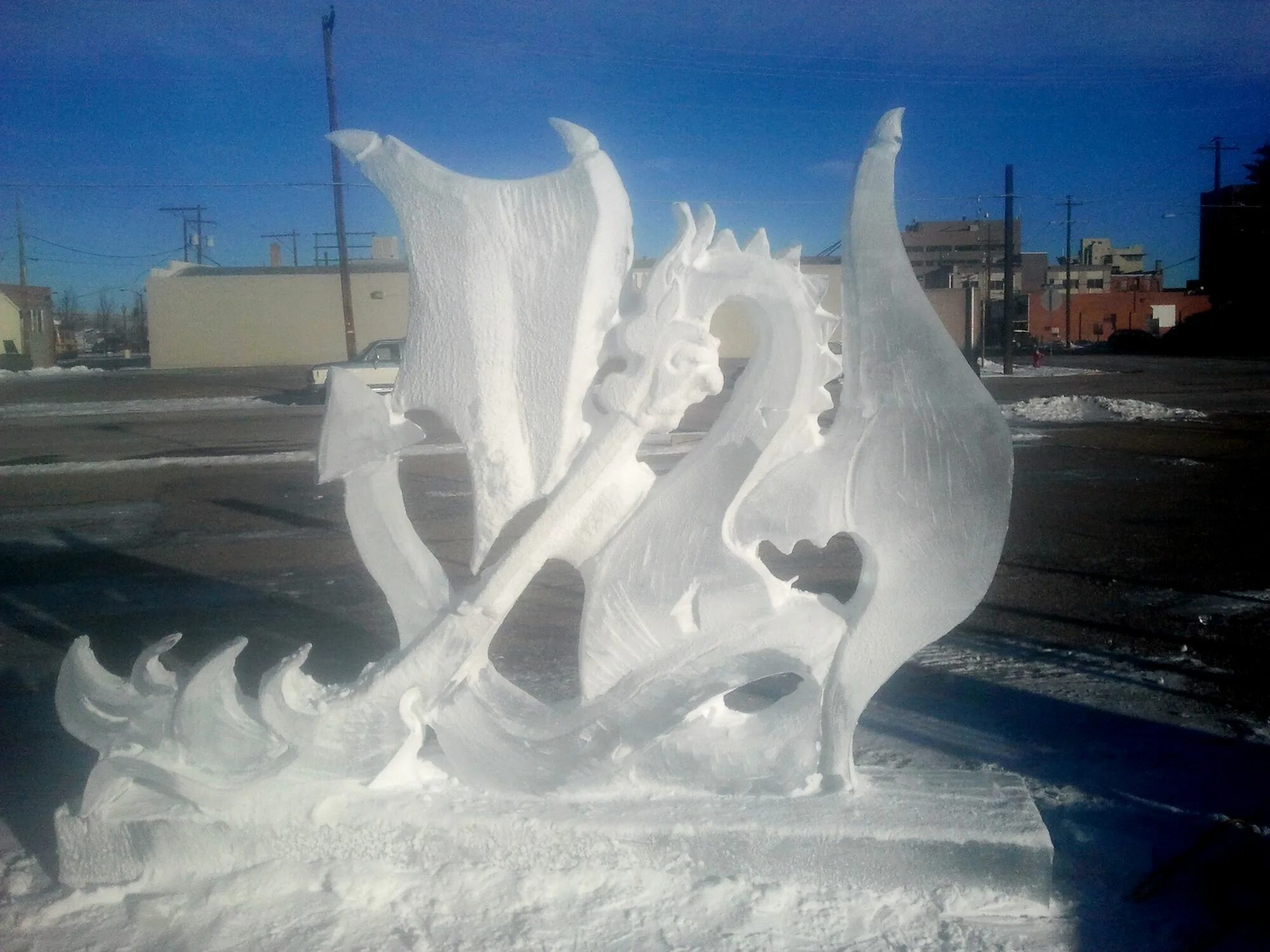 Снежная фигура дракона. Фигура дракона из снега. Ледяная скульптура дракона. Снежная скульптура дракон. Снежная фигура дракон.