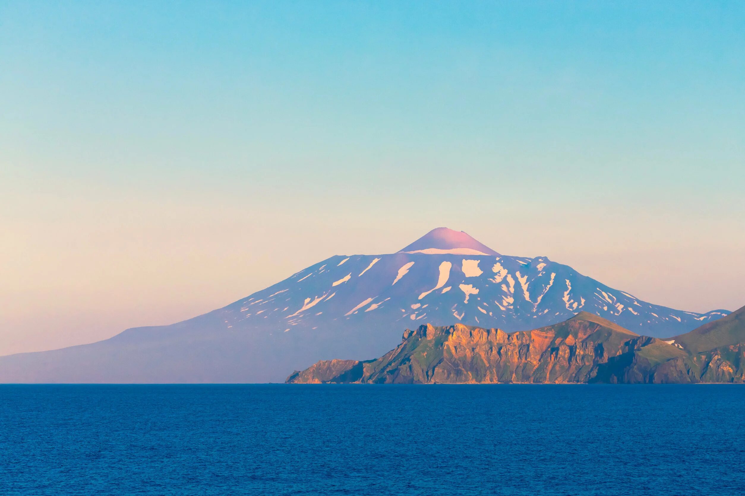 Volcano island. Вулкан тятя Курильские острова. Остров Кунашир вулкан тятя. Курильский заповедник вулкан тятя. Вулкан тятя, Сахалинская область.