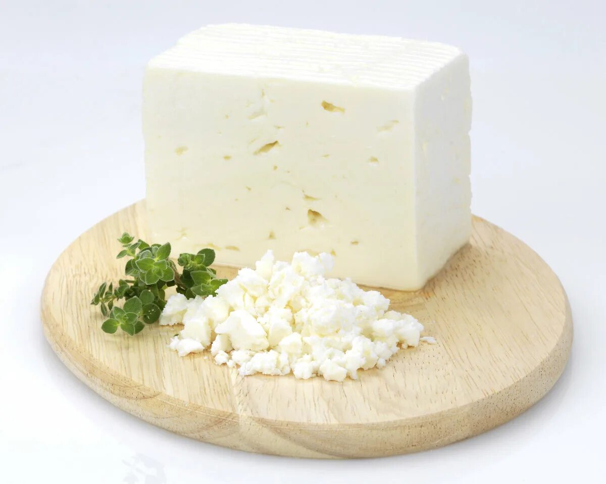 Почему сыр белый. Сыр козий брынза. Белый сыр. Сыр белый козий. Сыр на белом фоне.