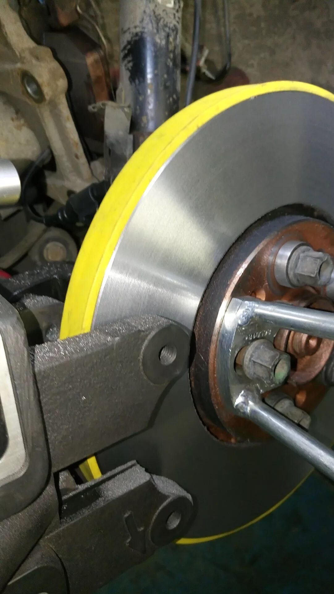 Ваз 2112 проточка тормозных дисков. Проточка диска своими руками. Проточка тормозных дисков без снятия. Шлифовка тормозных дисков. Проточка тормозного диска.