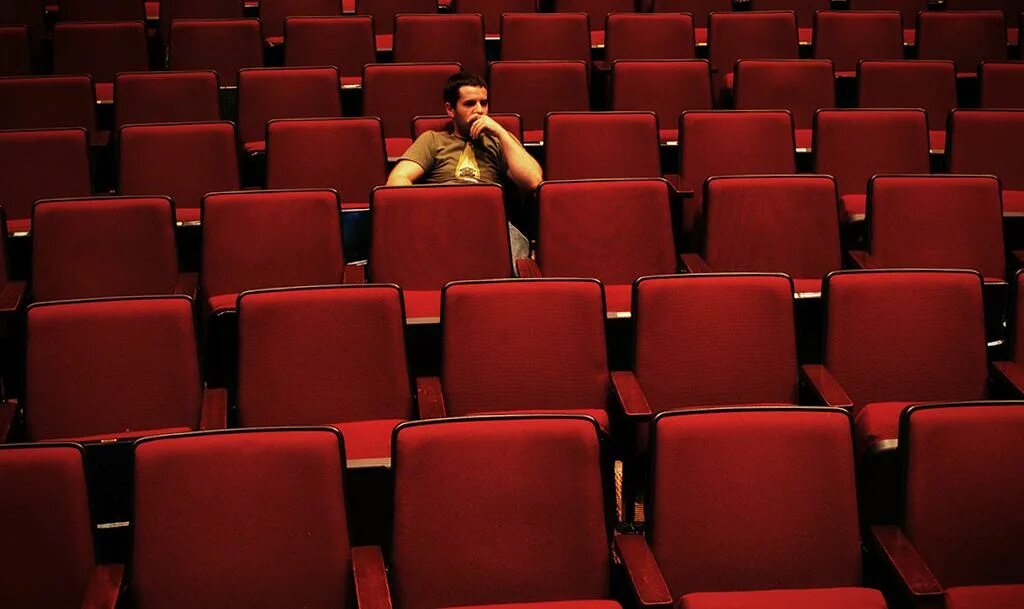 Правила поведения в театре и кинотеатре. Пять правил поведения в театре 2 класс. Бизнесмен протягивает руку. Человечек благодарит. Человечек поклон.