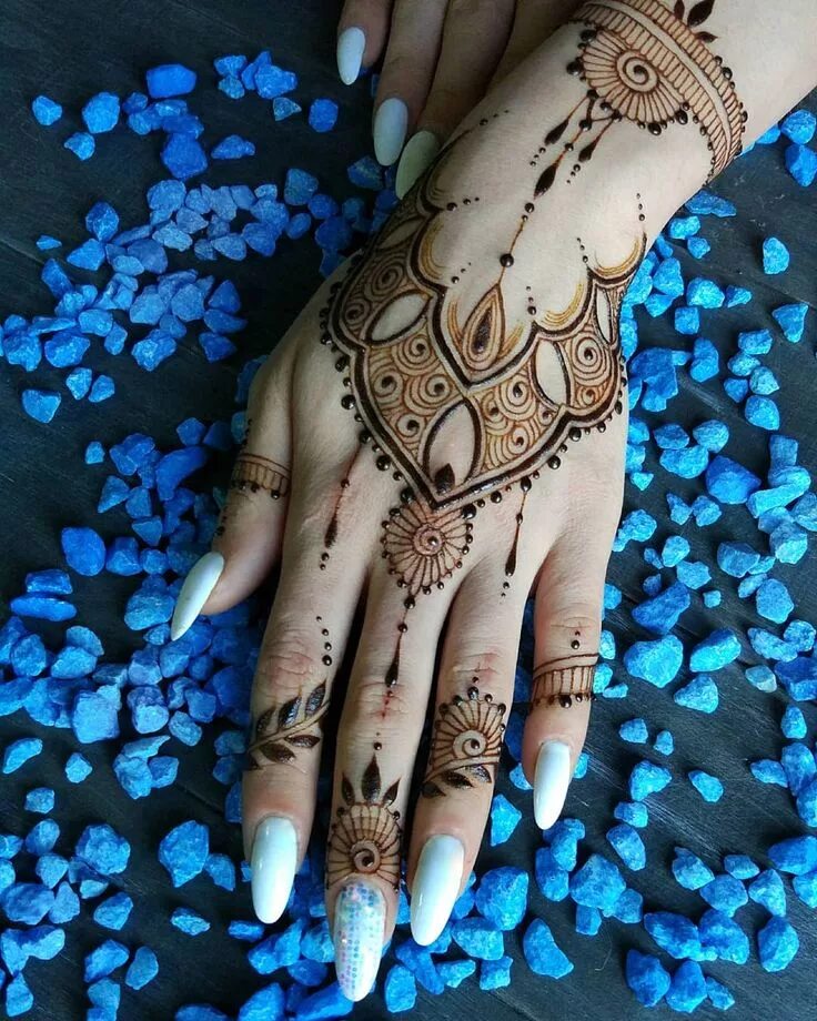 Мехенди индия. Роспись хной мехенди. Роспись рук. Хна для рисования мехенди. Хенна тунис.