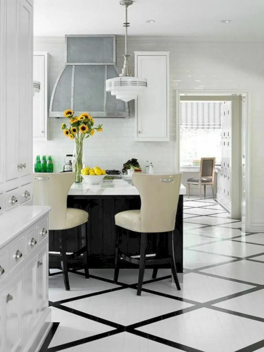 Черно белая кухня плитка. Плитка для кухни. Напольная плитка для белой кухни. Белая плитка на кухне на полу. Белая плитка на кухне.