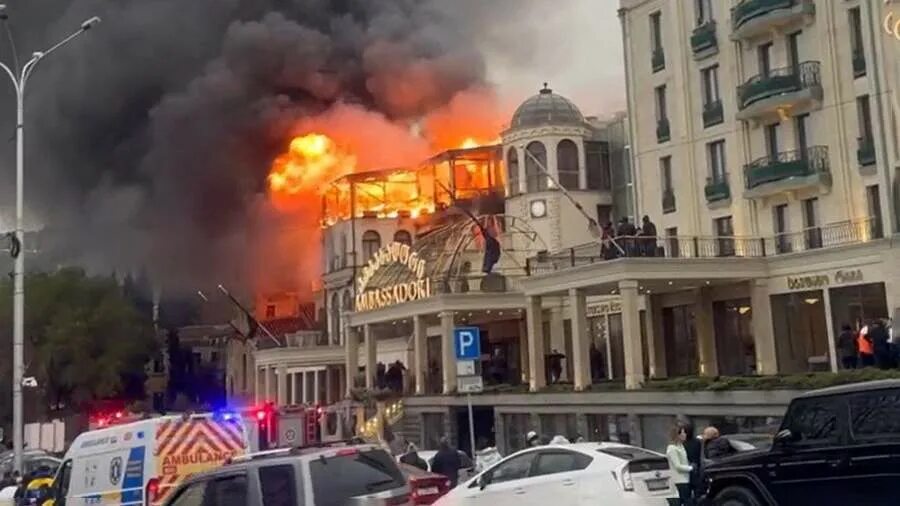 Горящий грузия. Пожар в Тбилиси Амбассадор. Амбассадор отель Тбилиси пожар. Казино Тбилиси Амбассадор пожар. Гостиница Амбассадор Тбилиси.
