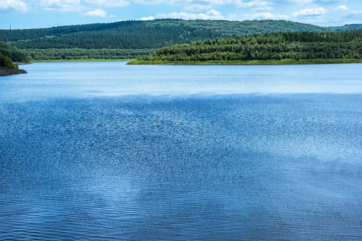 Вода в реке становится прозрачная. Вода озеро. Поверхностные воды. Гладь озера. Поверхностные водоемы.