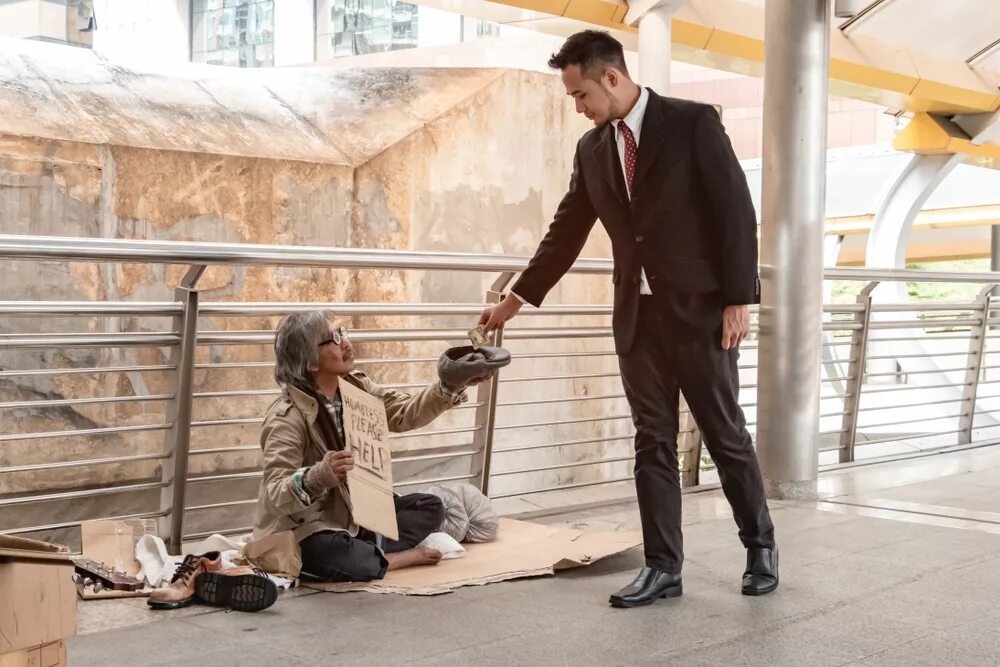 О бедности и богатстве. Бедные отношения. Богатый и нищий арт. Богатый издевается над бедным. Богатый и нищий.