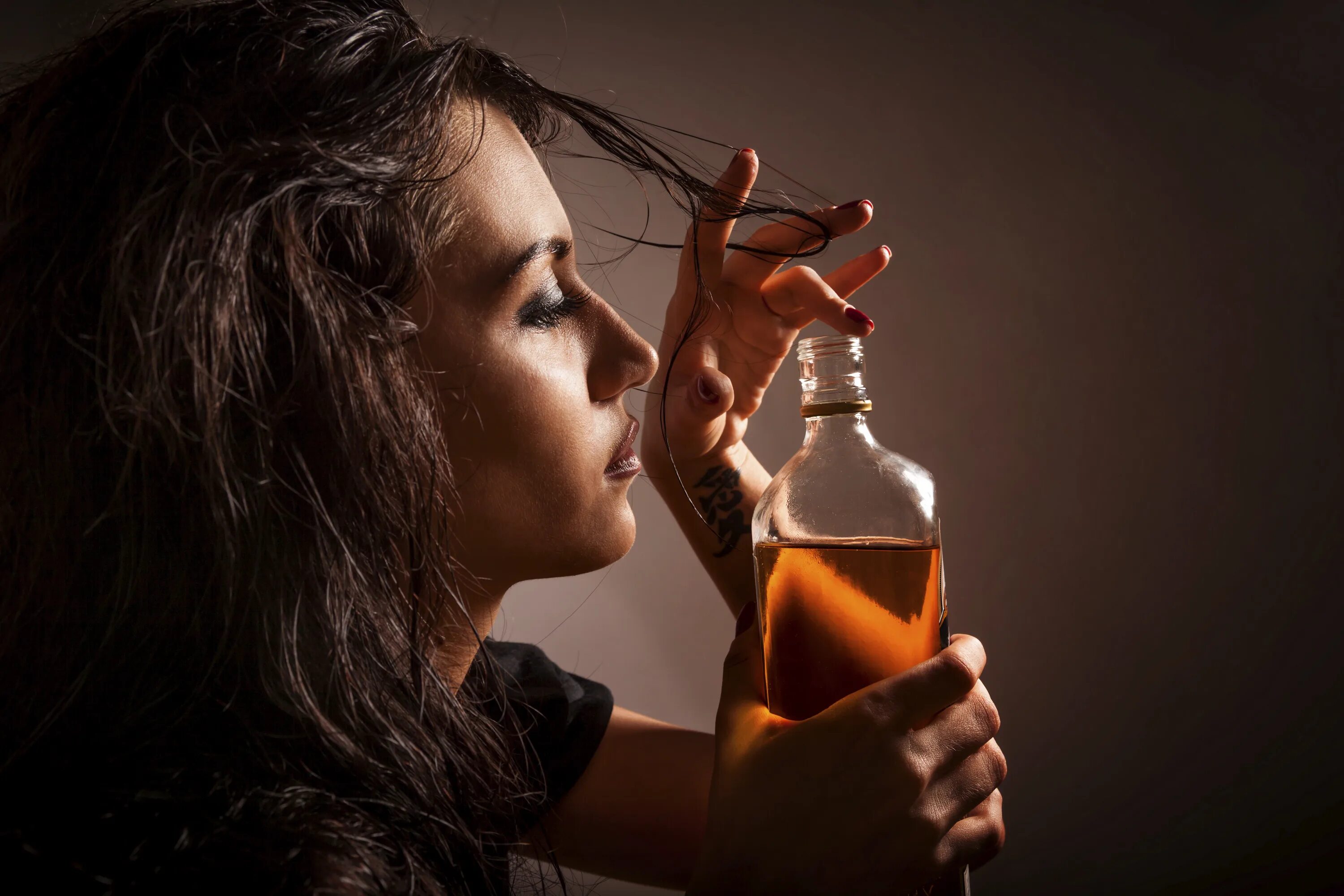 Женщина пьет. Девушка с бутылкой коньяка. Девушка с бокалом виски. Женщина пьет виски. Женщина пьет коньяк
