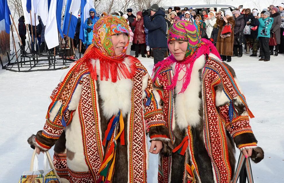 Ямало-Ненецкий автономный округ день оленевода. Национальная одежда ненцев Ямала. Праздник ЯНАО день оленевода. Национальный костюм ненцев ЯНАО. Народы ямало ненецкого автономного