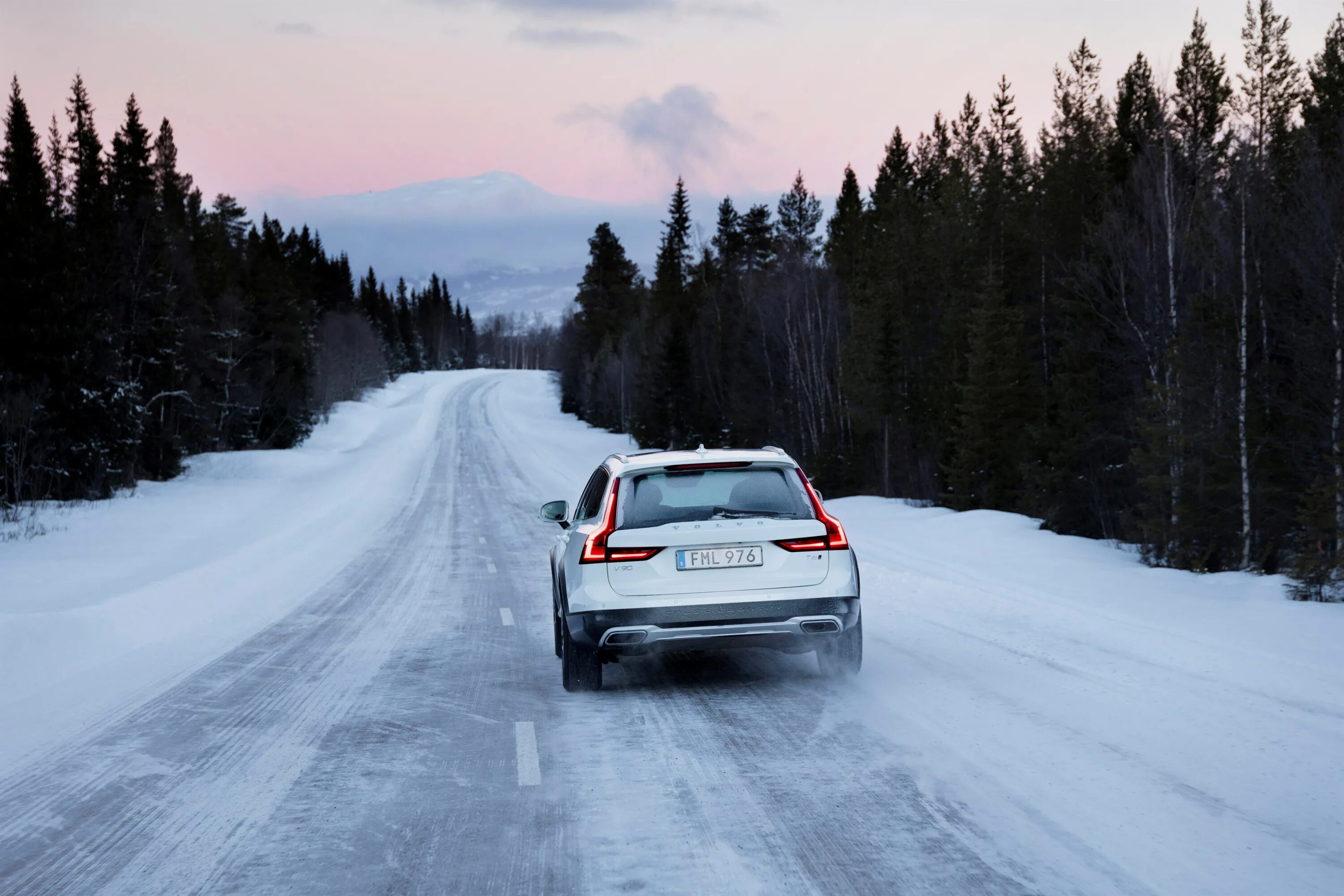 Полный привод снег. Volvo v90 Cross Country. Вольво хс90 в снегу. Volvo v90 Cross Country 2020. Вольво хс90 зимой.