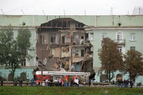 Покинула здание