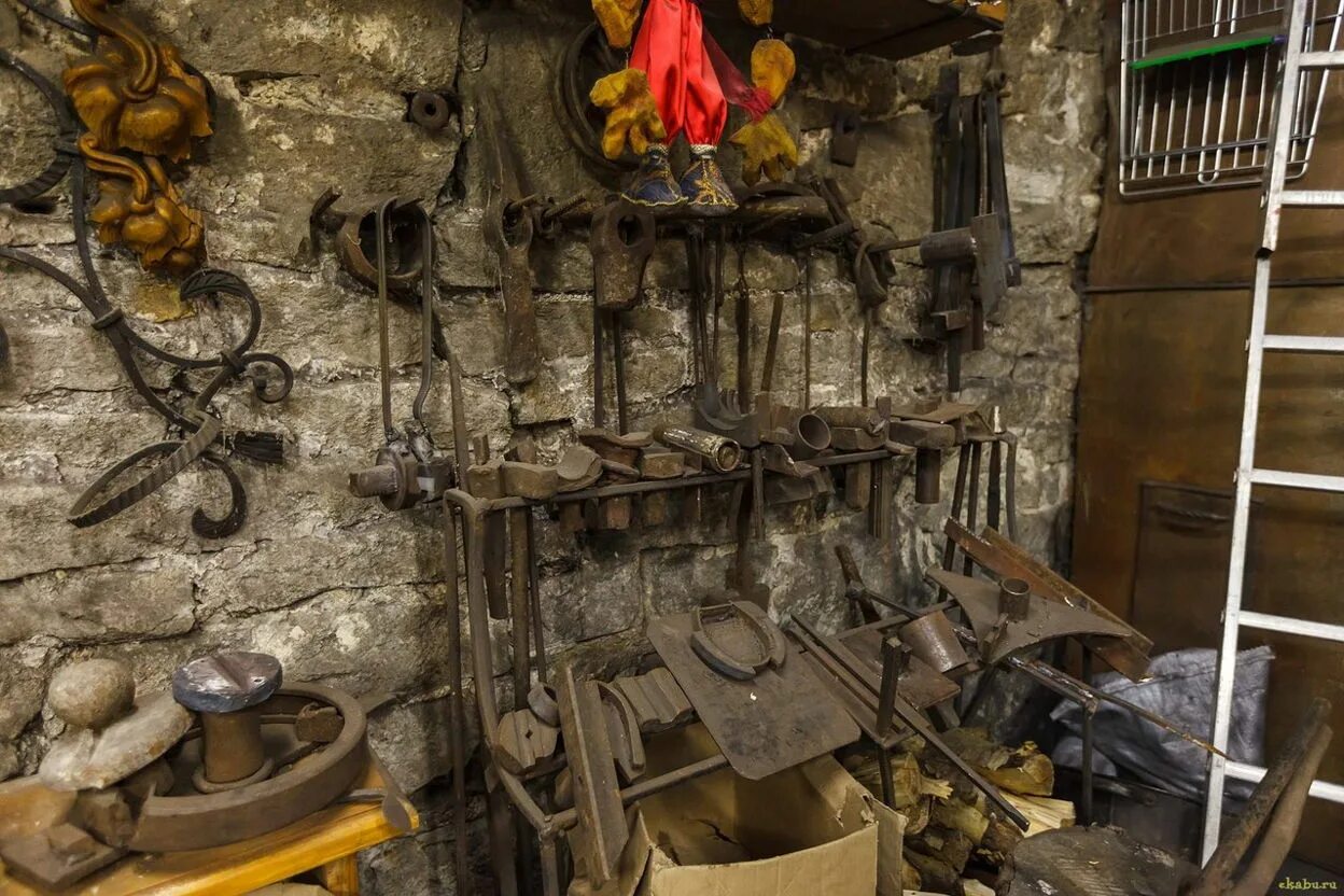 1. Крафты в майнкрафте кузнечных шаблонов. 20 1 с кузницей. Кузнечный стол. Дом кузнеца в майнкрафте 1.