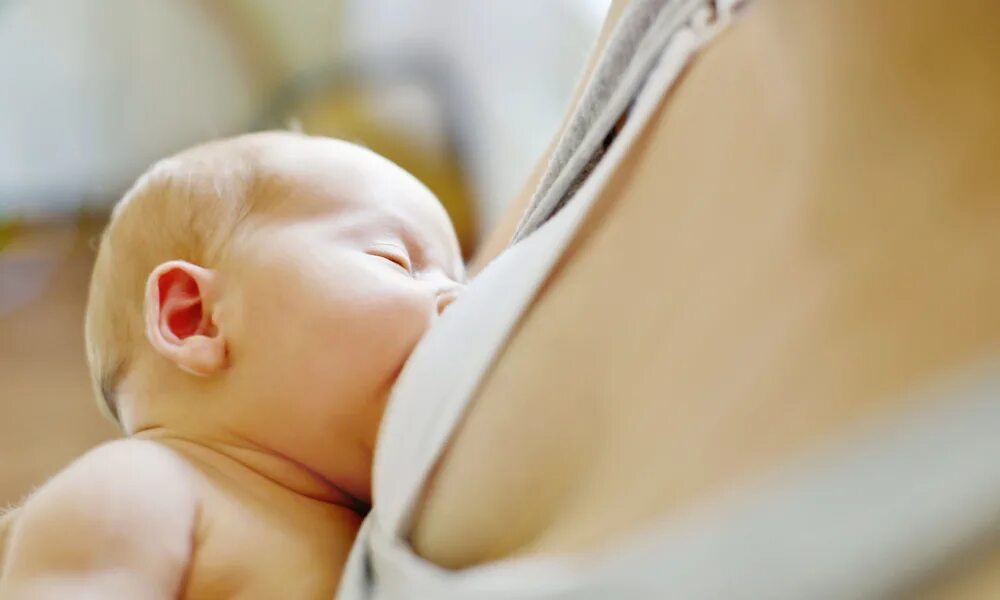 Сон кормить грудью девочку к чему снится. Вскармливание новорожденного. Новорожденный у груди. Висение на груди младенцев. Кормление это.