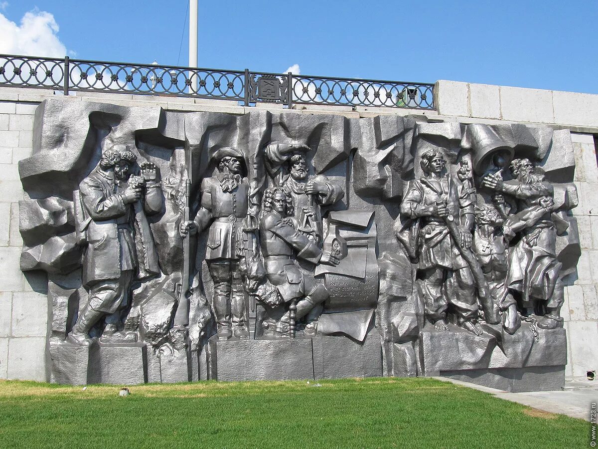 монумент церетели в тбилиси. мозаичное панно «кандиевское восстание». памятник монументальное искусство ссср. скульптура стоять насмерть волгоград. трир.