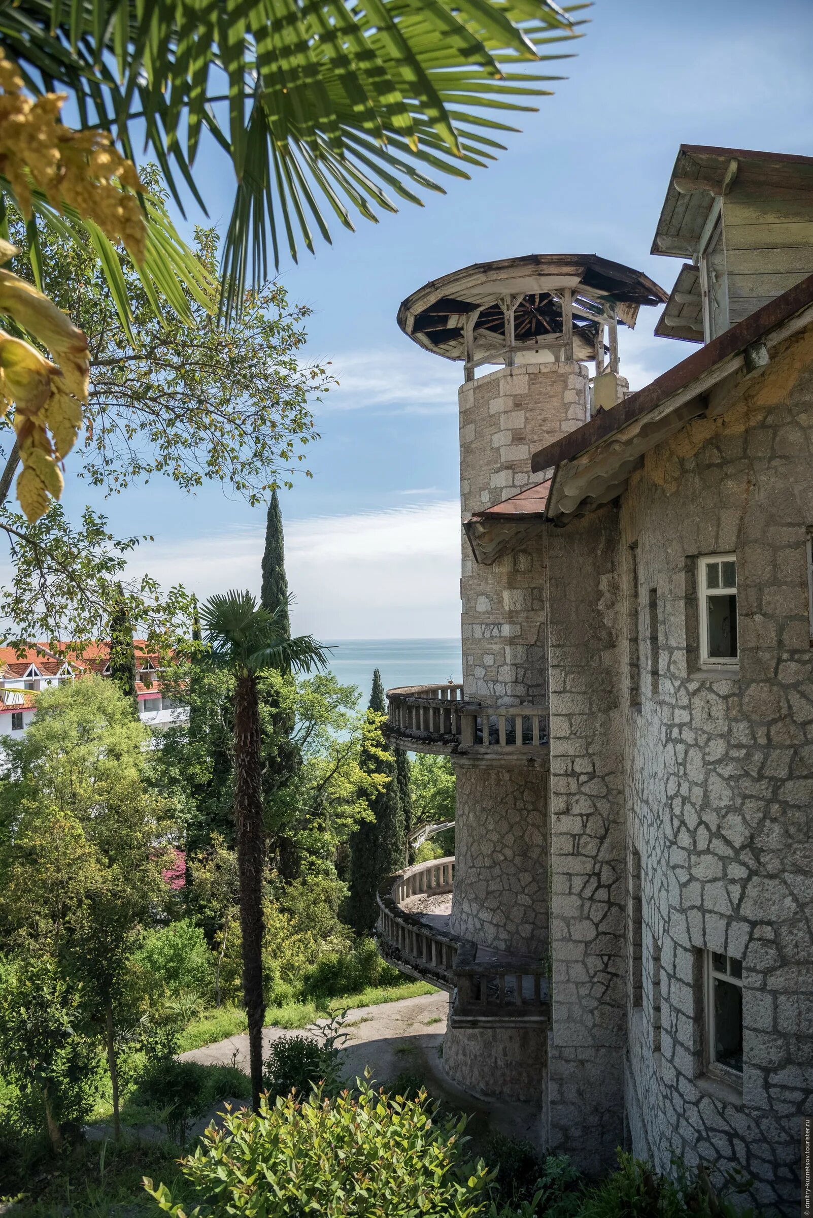 Гагра скала. Пансионат скала абхазия. Заброшенный пансионат скала гагра. Санаторий скала гагра. Заброшенный санаторий абхазия гагра.