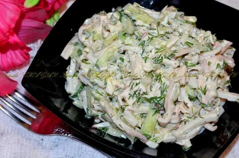 Салат с кальмарами яйцом и соленым огурцом