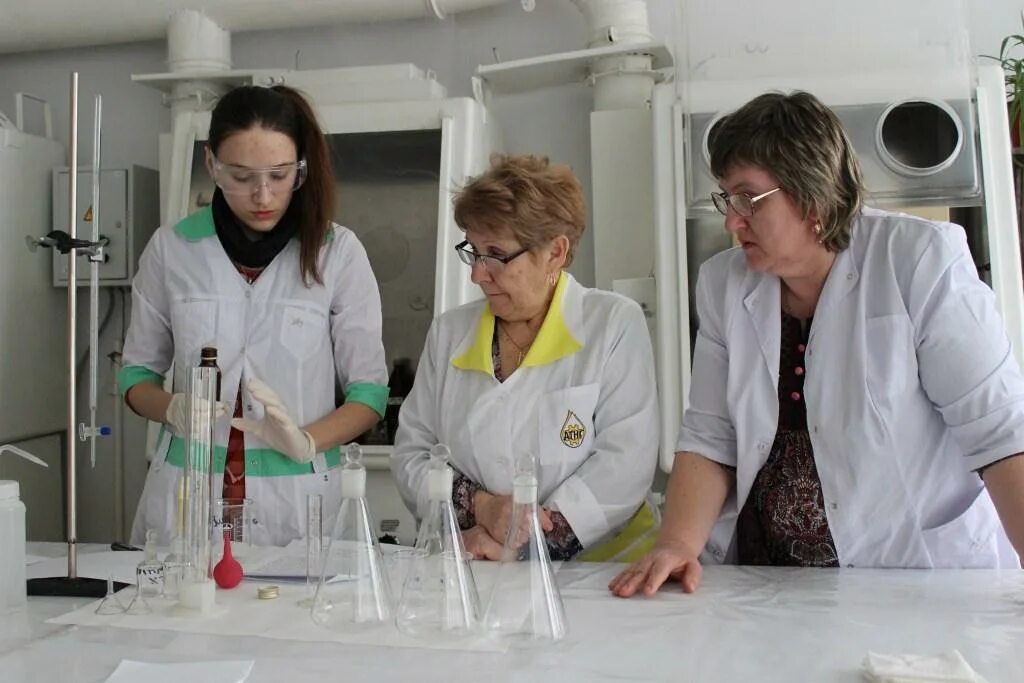 Лаборант по анализу газов и пыли. Инженер химик. Микробиолог диана. Работник лаборатории. Лаборант в лаборатории.