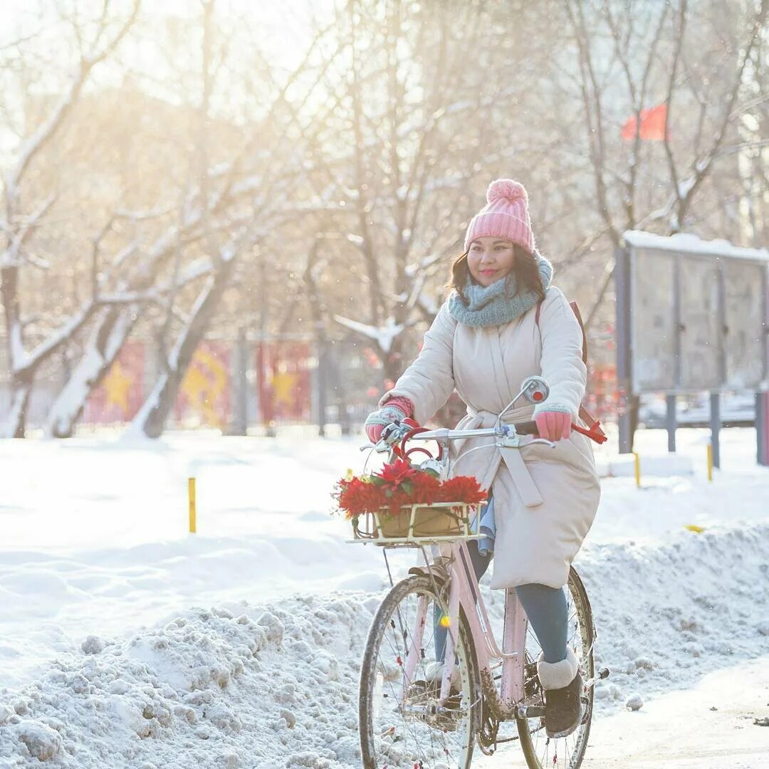 На Велике зимой. Велосипед для зимы. Катание на великах зимой. Велосипедист зимой. Можно ли кататься на велике