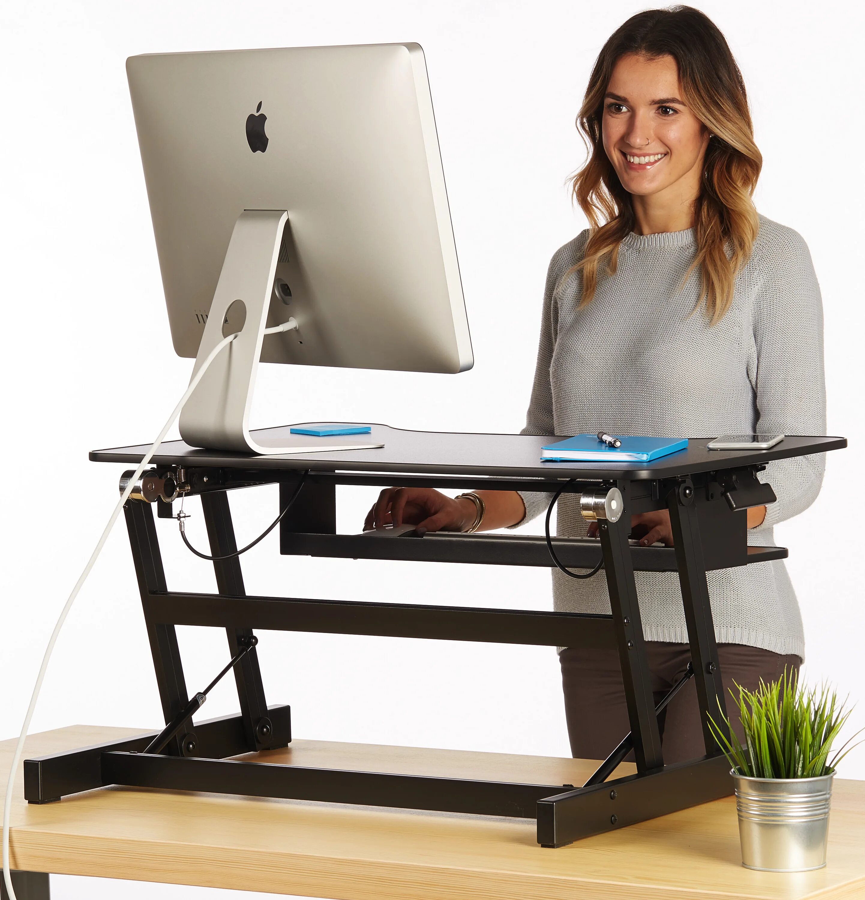 Desk stands. Стендинг деск. Стол Desk Stand up 12. Стол для ноутбука стоячий. Стоячие столы для офиса.