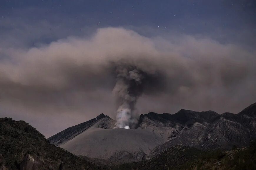 Wind conditions. Буря 1л. Вулкан сакурадзима япония молния. Wind conditions. Wind conditions.