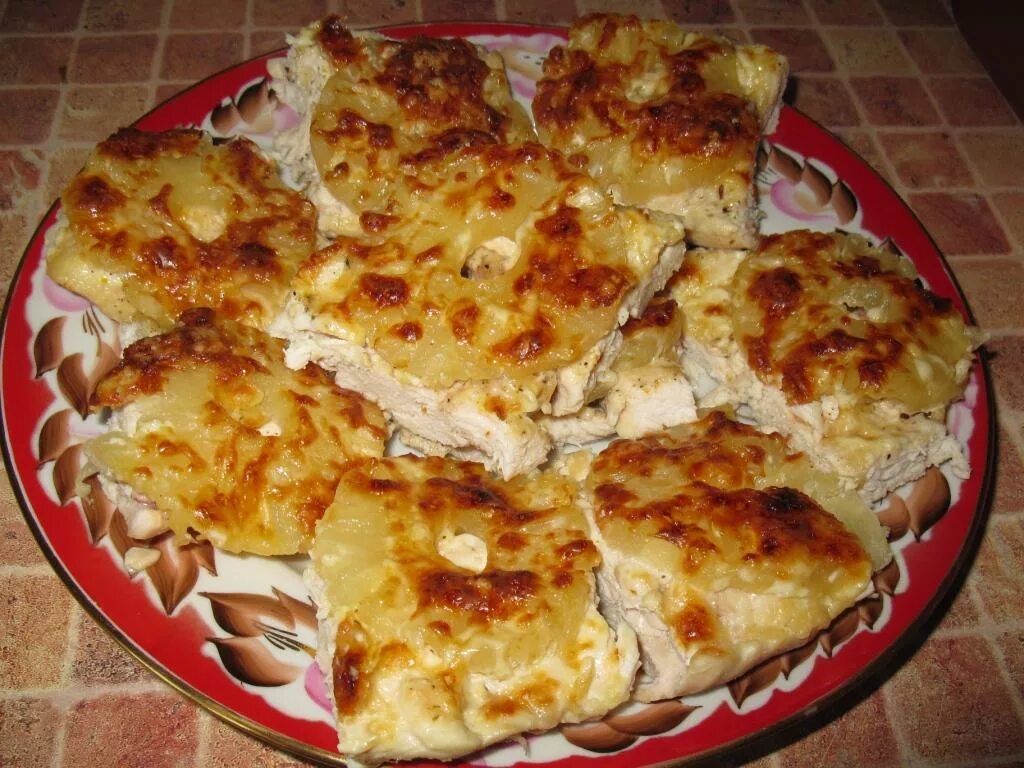 Курица под ананасом и сыром. Курица с ананасами в духовке под сыром. филе курицы с ананасами в духовке. филе с ананасами и сыром в духовке. куриное филе с ананасами и сыром в духовке.