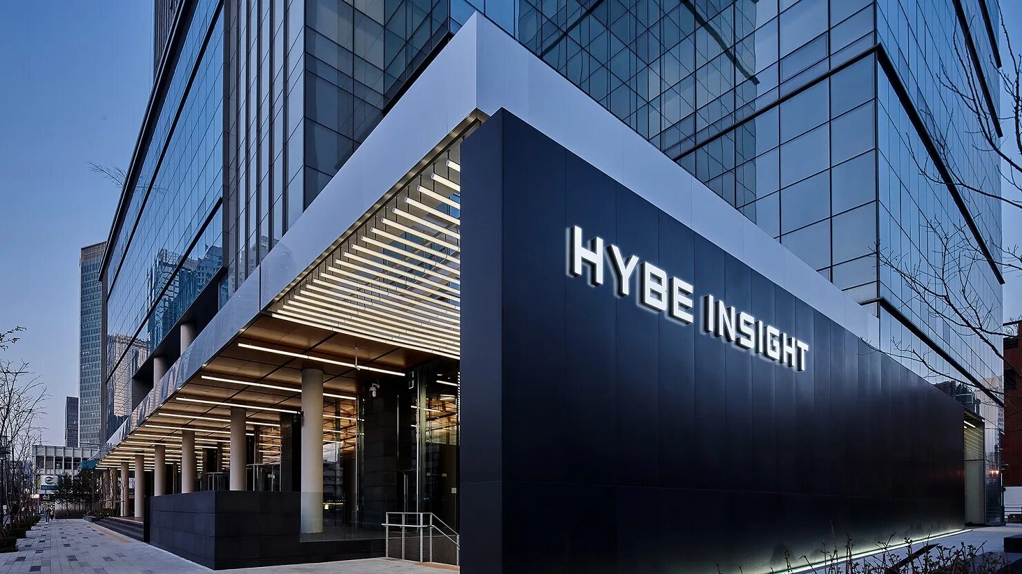 Хайб интертеймент. Музей hybe BTS. Сеул здание hybe. Hybe Insight музей. Компания hybe в Корее.
