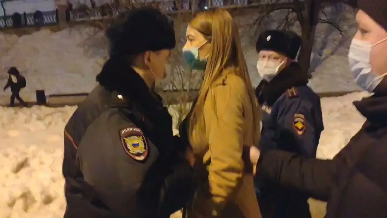 Митинг девушек. Арестована девушка. Полицейский задерживает девушку. Девушки задержанные полицией. Полиция задержала девушку.