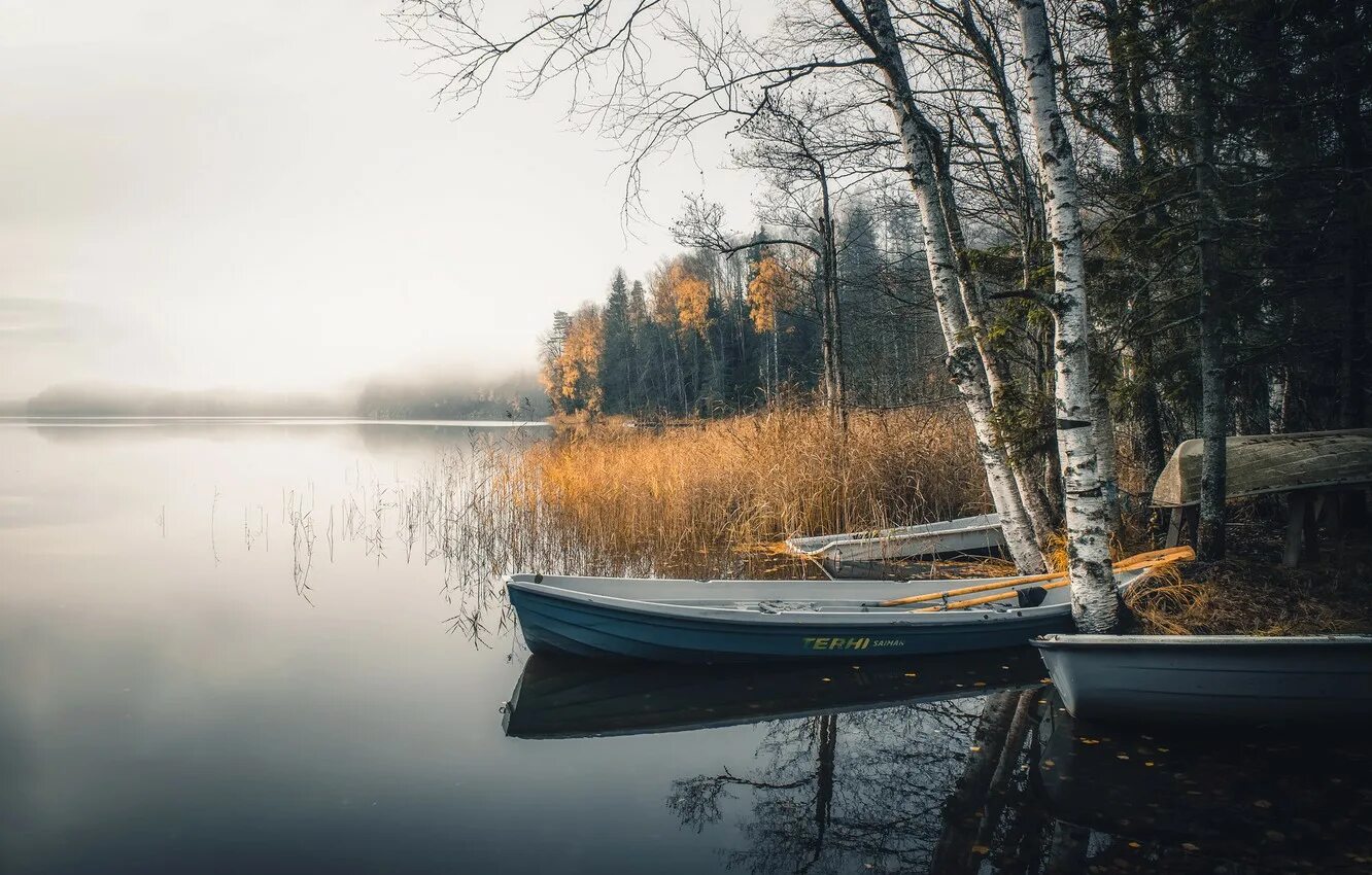 Можно ли на лодке на озере. Лодка на озере. Осень река лодка. Лодка на берегу озера. Осень озеро лодка.