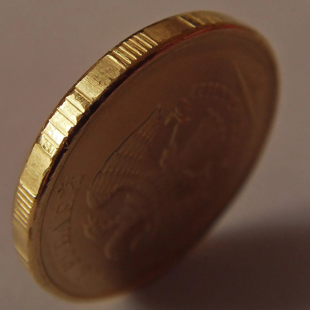 гурт монеты 10 рублей. монетка ребром. 10 рублевая монета гурт. монетка ребром. гурт монеты.