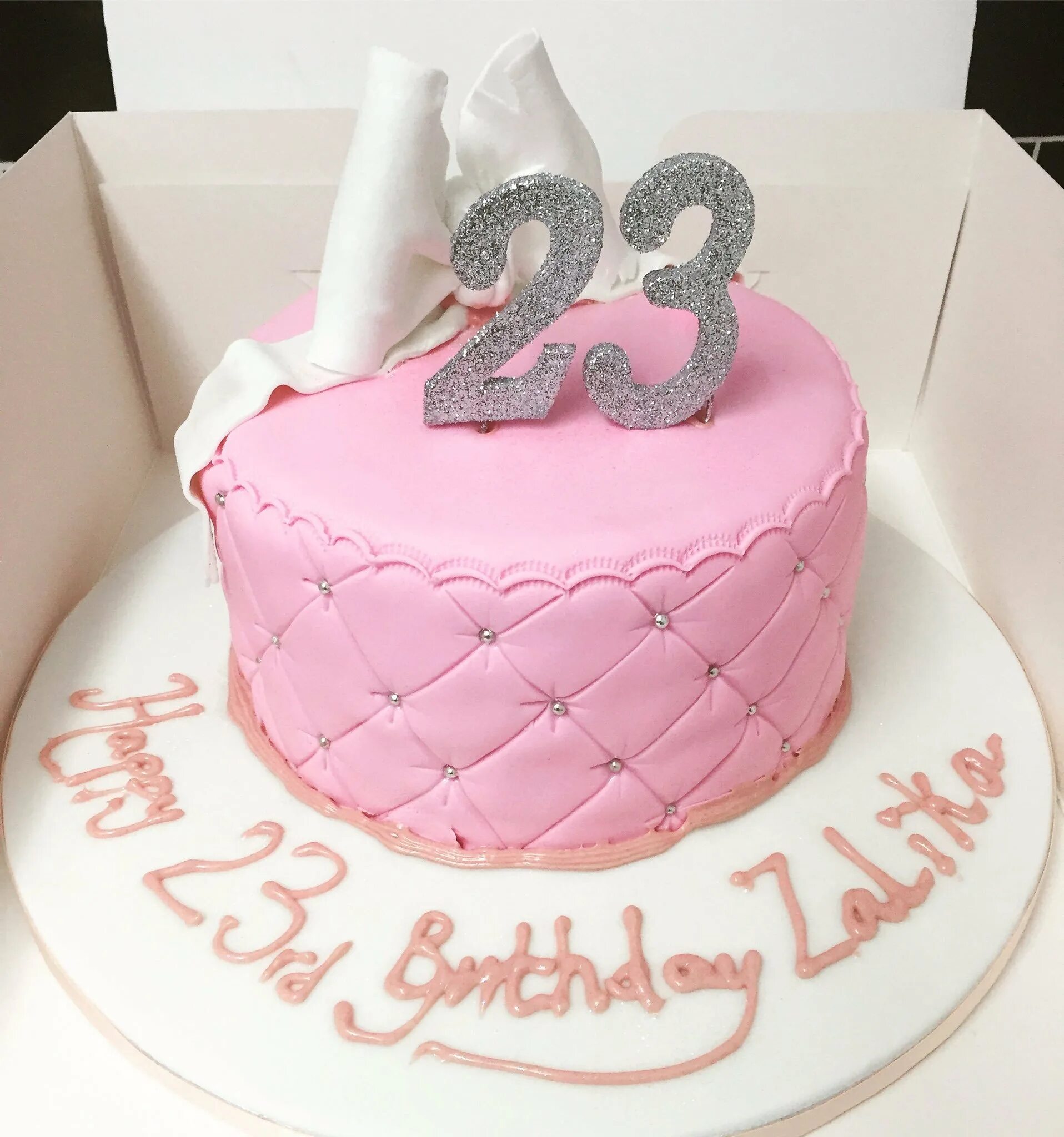 Торт девушке 22. Торт для девушки. Торт на день рождения девушке. Торт для девушки 29 лет на день рождения. Торт для девочки 23 года.