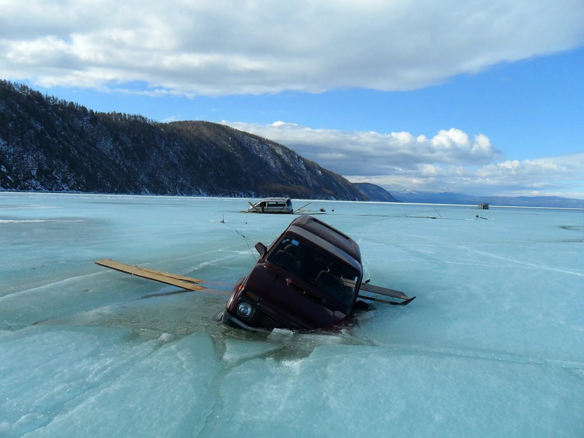 Можно на машине на лед. Байкал авто. Машина на озере Байкал. Машина на льду Байкала. Машины тонут на Байкале.