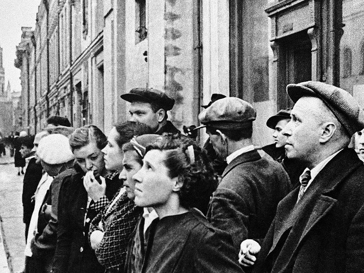 22 Июня 1941 люди у репродуктора. Москва 22 июня 1941 года.