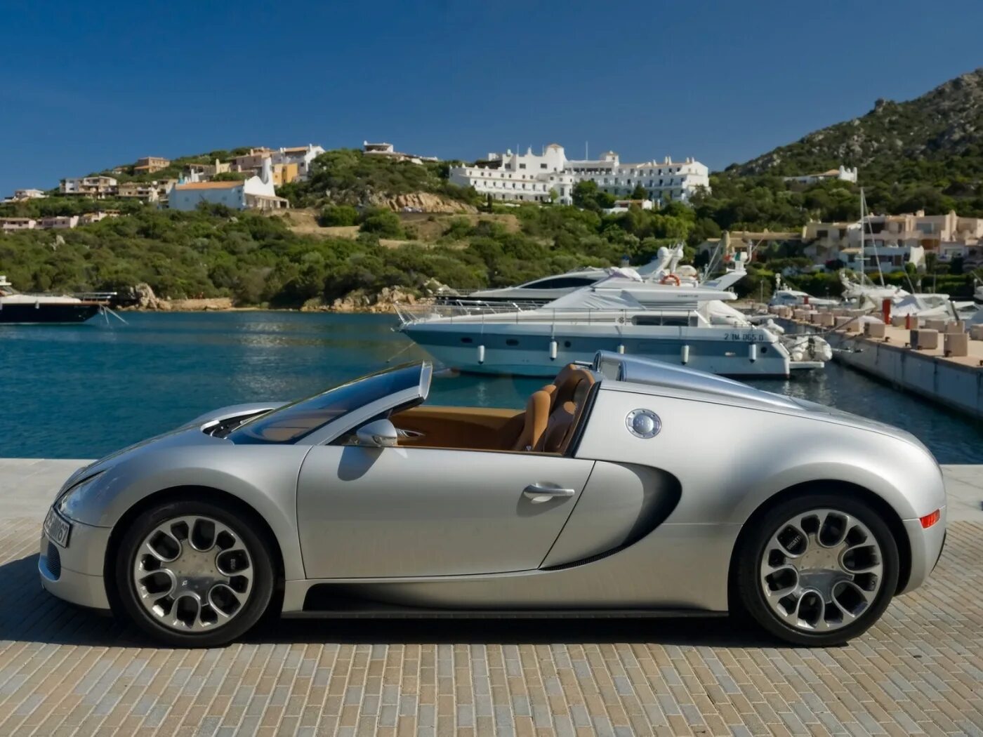 Самые машины в мире фото. Машина Bugatti. Бугатти в Турции. Прозрачный автомобиль смотреть фото. Marine Uni Bugatti.