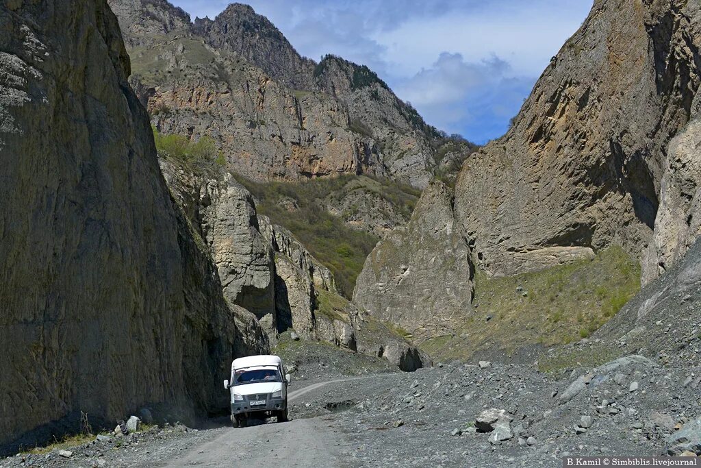 Кармадонское ущелье северная осетия бодров. Северная осетия кармадонское ущелье 2002. Северная осетия кармадонское ущелье памятник. Северная осетия кармадонское ущелье памятник бодрову. Кармадонское ущелье ущелье.