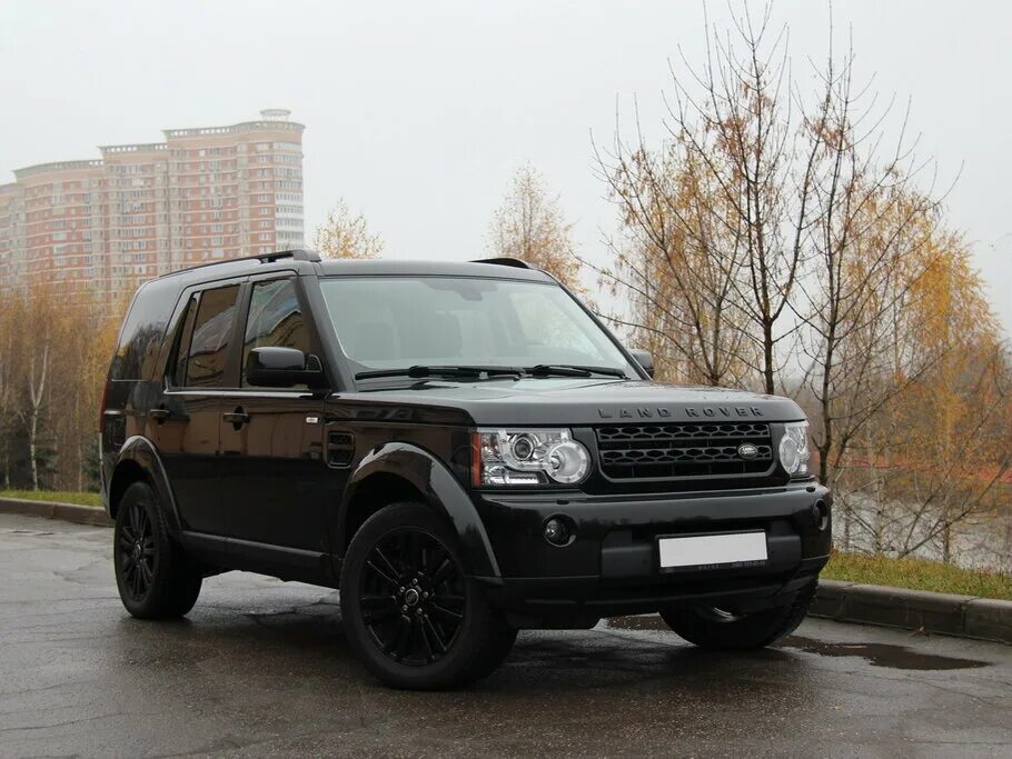 Land Rover Discovery 4 с черной решеткой. Дискавери 3 Блэк комплектация белый. Land Rover Discovery 4 Рестайлинг черный. Белый Discovery 4 2014 с черной решеткой. Дискавери 4 рестайлинг