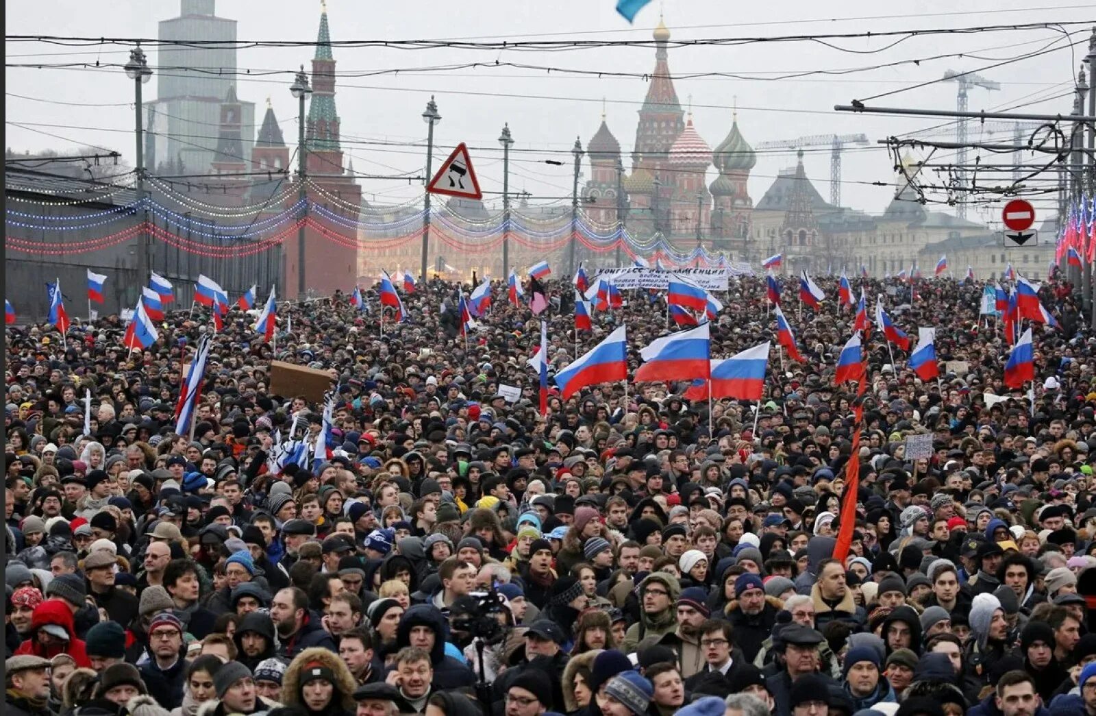 Толпа с флагами. Митинги в России. Народ на площади. Русские люди митинг. Народ против народных