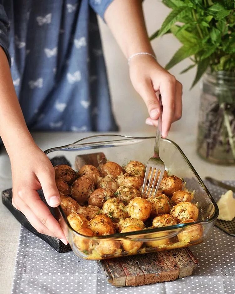 Рецепт молодой картошки в духовке. Вкусная картошка. Блюда из молодой картошки. Картофель запеченный в духовке. Блюда из молодой картошки в духовке.