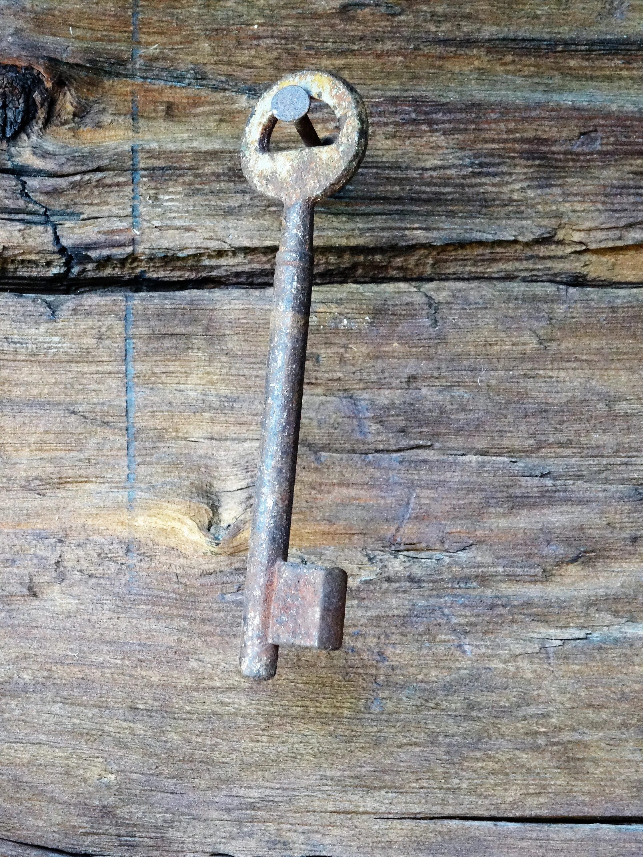 Подвешенный на гвоздь. Старинный ключ. Ключи на стене старинные. Старинные гвозди. Гвоздь в стене.