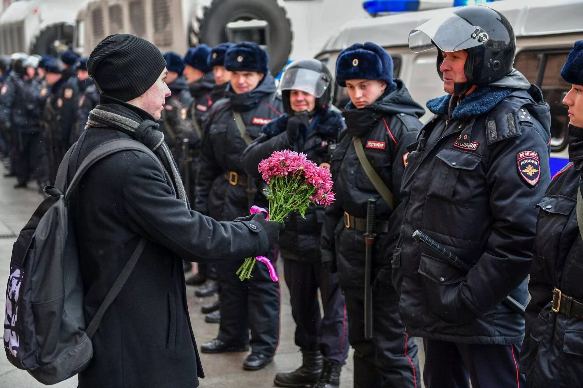 ОМОНОВЕЦ С цветами. ОМОНОВЕЦ С цветочком. ОМОН И цветы. Полиция цветы.