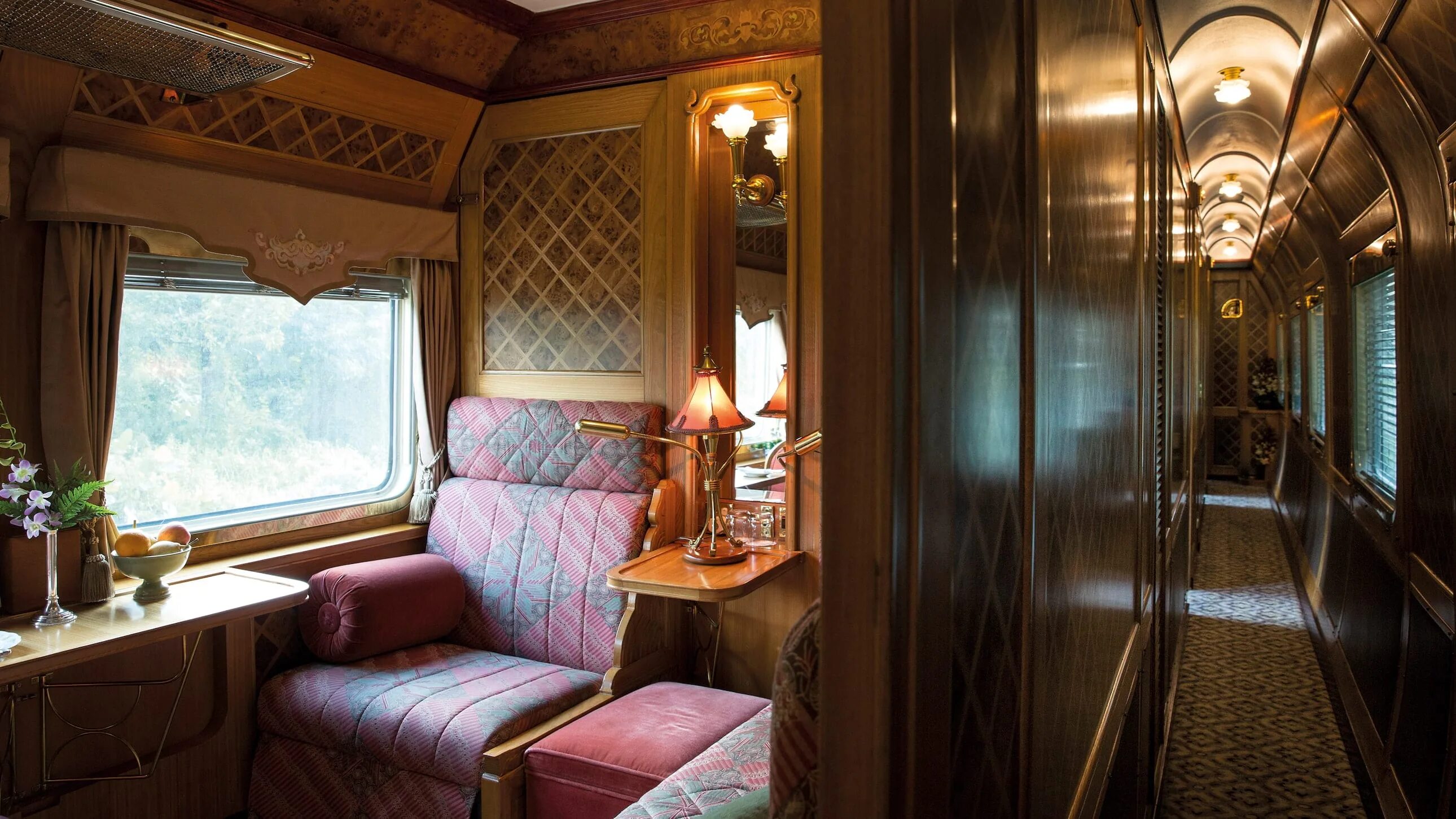 Между какими восточный экспресс. Поезд eastern & oriental express. Вагон “orient express”. Поезд belmond grand hibernian. Восточный экспресс.