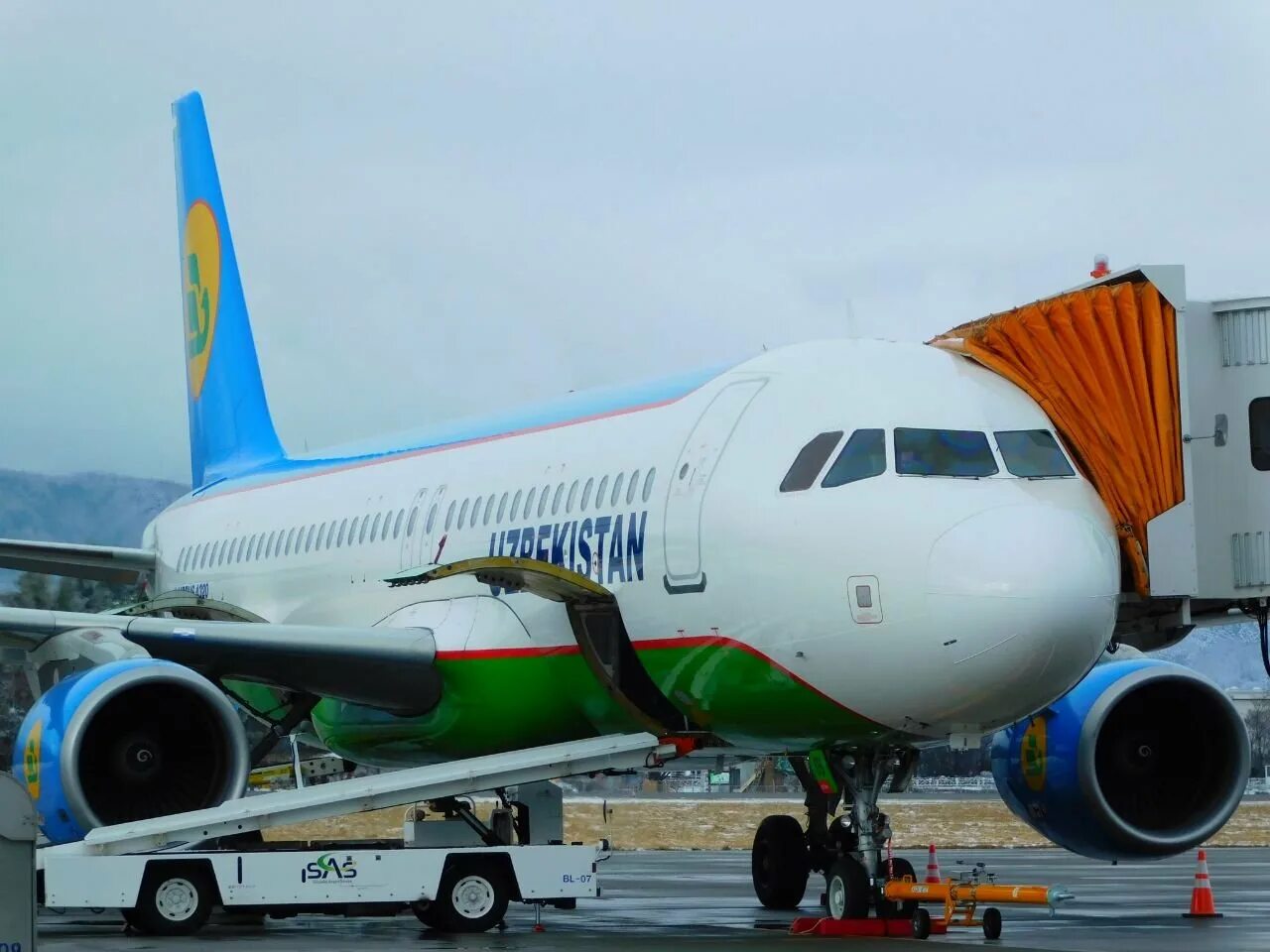 Аэробус а320 узбекистон хаво. Як 40 узбекистан. Узбекистан самолет сколько. Узбекистан самолет сколько. Аэропорт uzbekistan airways аэропорт.