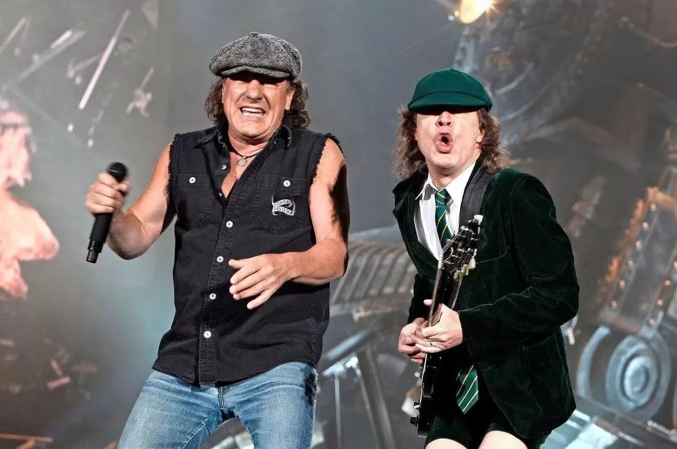 Ac dc let. AC DC кепка Ангус. Brian Johnson AC DC. Солист AC DC. Брайан Джонсон AC/DC 2020.