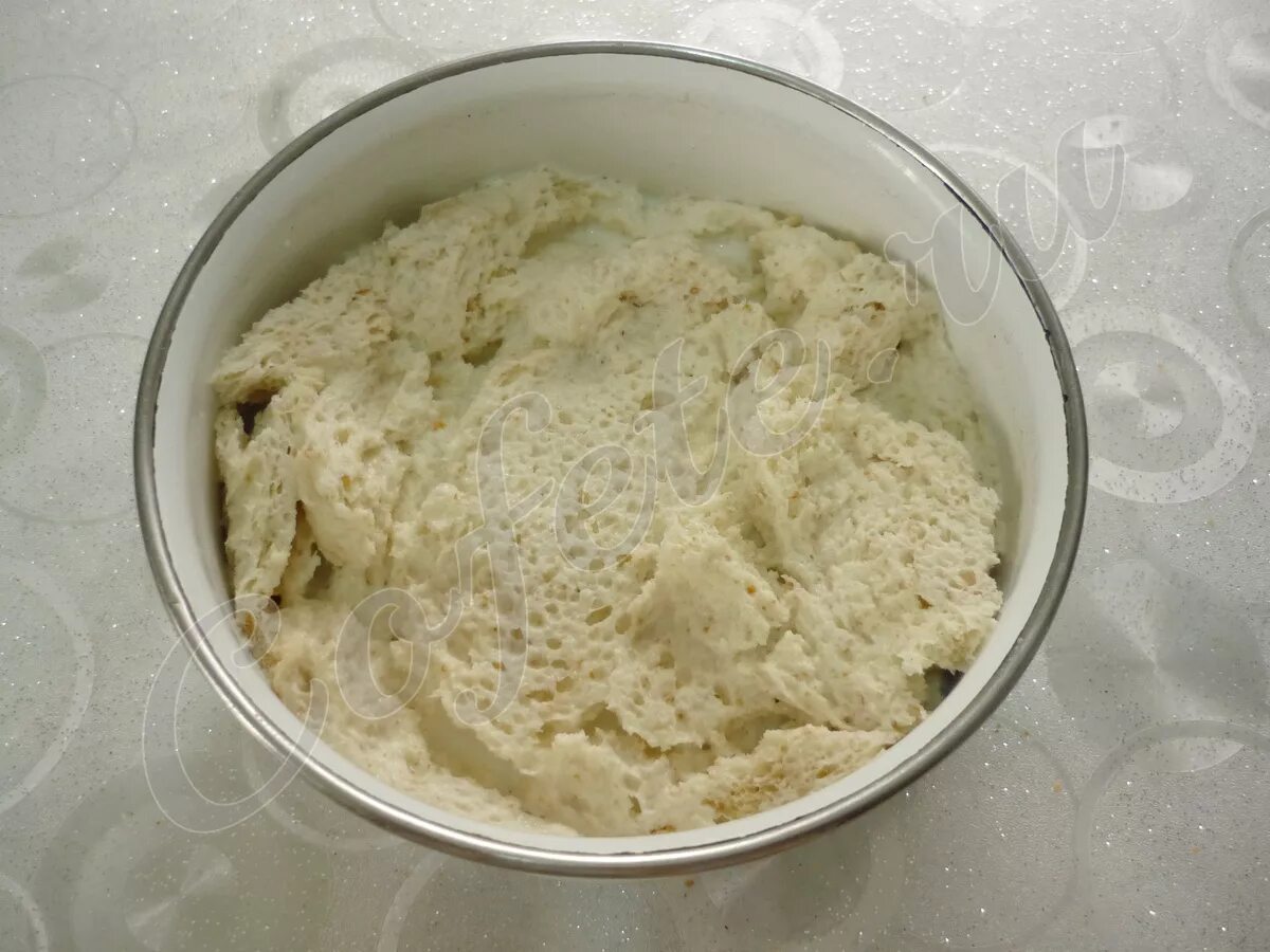 батон на молоке. хлеб замоченный в молоке. хлебный мякиш в молоке. замоченный хлеб для котлет. белый хлеб замоченный в молоке.